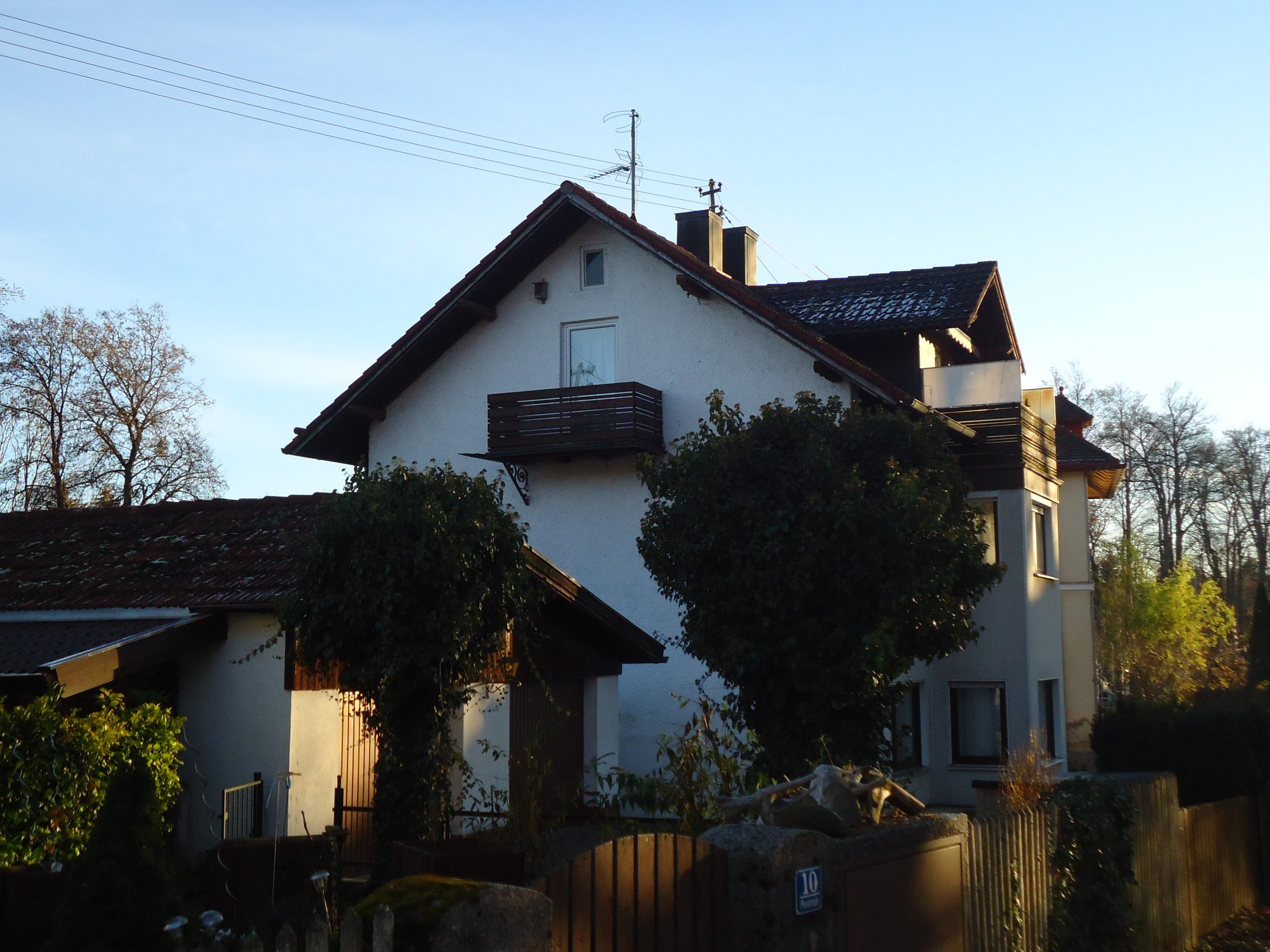 Bestandsaufname - Mehrfamilienhaus in der Seitenansicht zur Vermessung